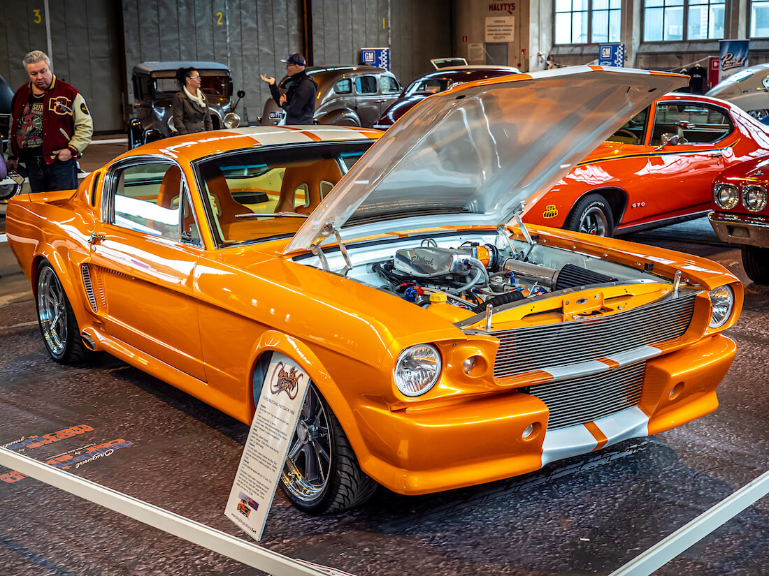 1966-Ford-Mustang-Fastback-302-V8-Custom-FHRA-Malmi-Show-Shine-2020-KaiLappalainen-CCBY40-WheelsFI 1966 Ford Mustang Fastback Custom edestä