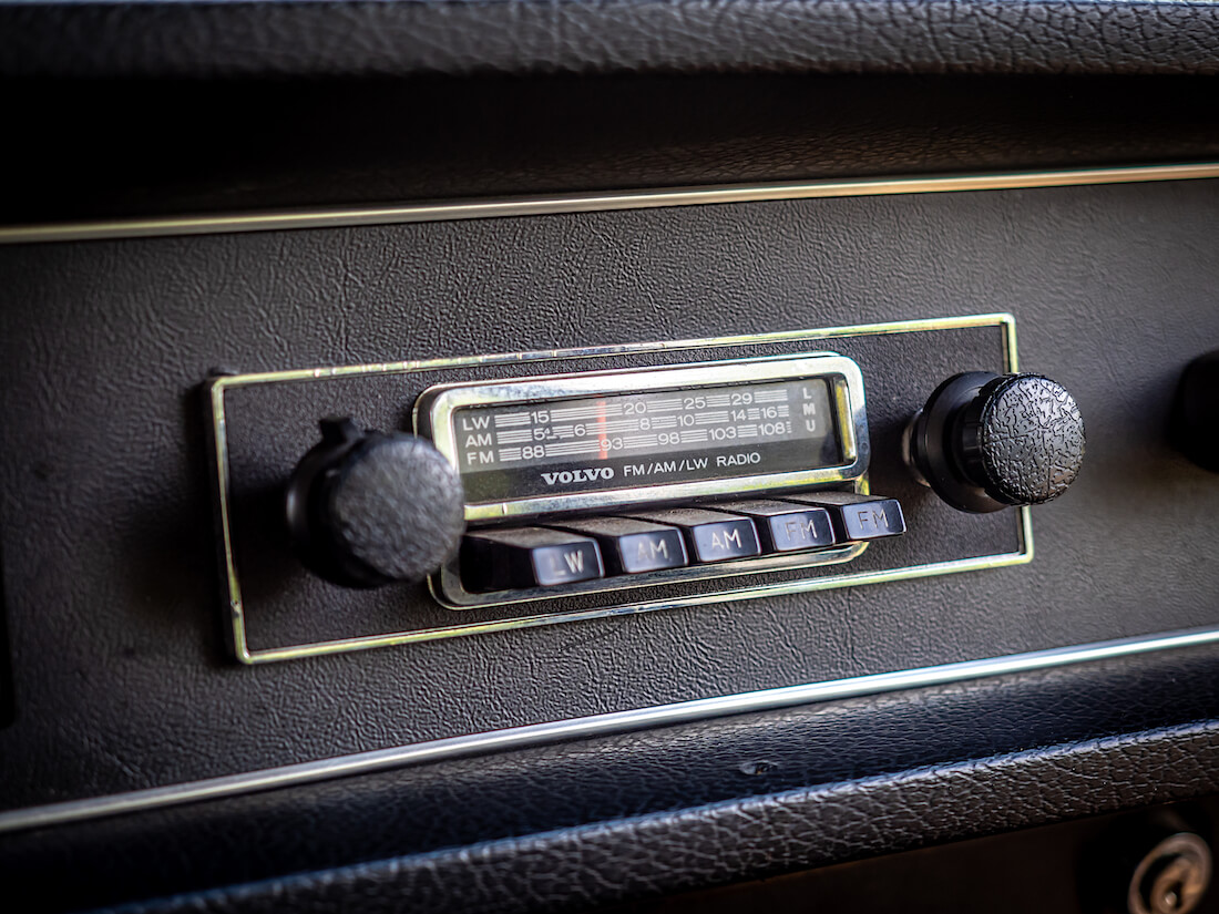 1971 Volvo 145 Express alkuperäinen nuppiradio