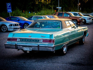 1977 Mercury Grand Marquis iltaauringossa