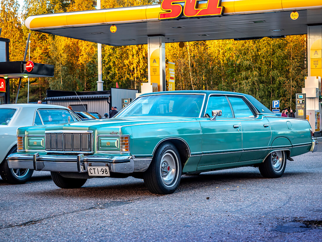 1977 Mercury Grand Marquis St1-huoltoasemalla