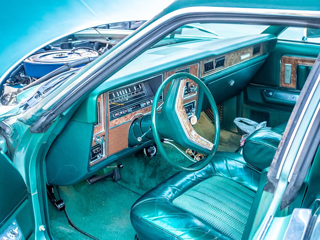 1977 Mercury Grand Marquis auton kojelauta ja sisusta