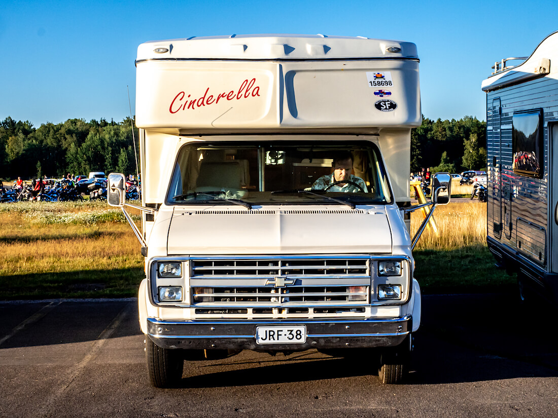 1986 Chevrolet V8 Detroit diesel matkailuauto Malmin lentoasemalla