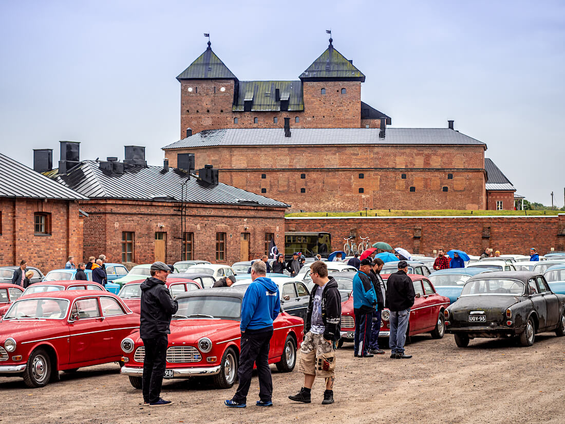 Volvo Amazoneja Hämeenlinnan Militaria-museon pihalla