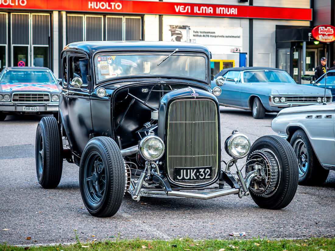 Musta 1932 Ford B Deuce rodi V8-moottorilla