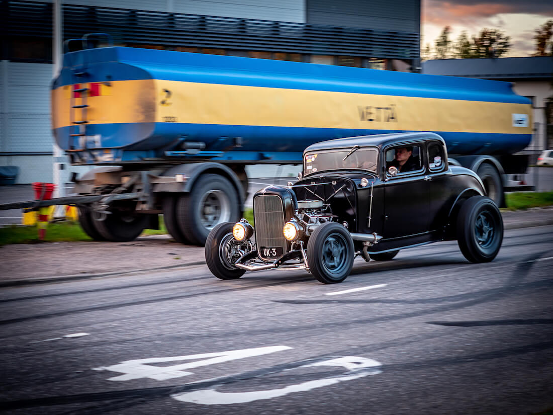 Musta pinstraipattu 1932 Ford Deuce rodi kadulla