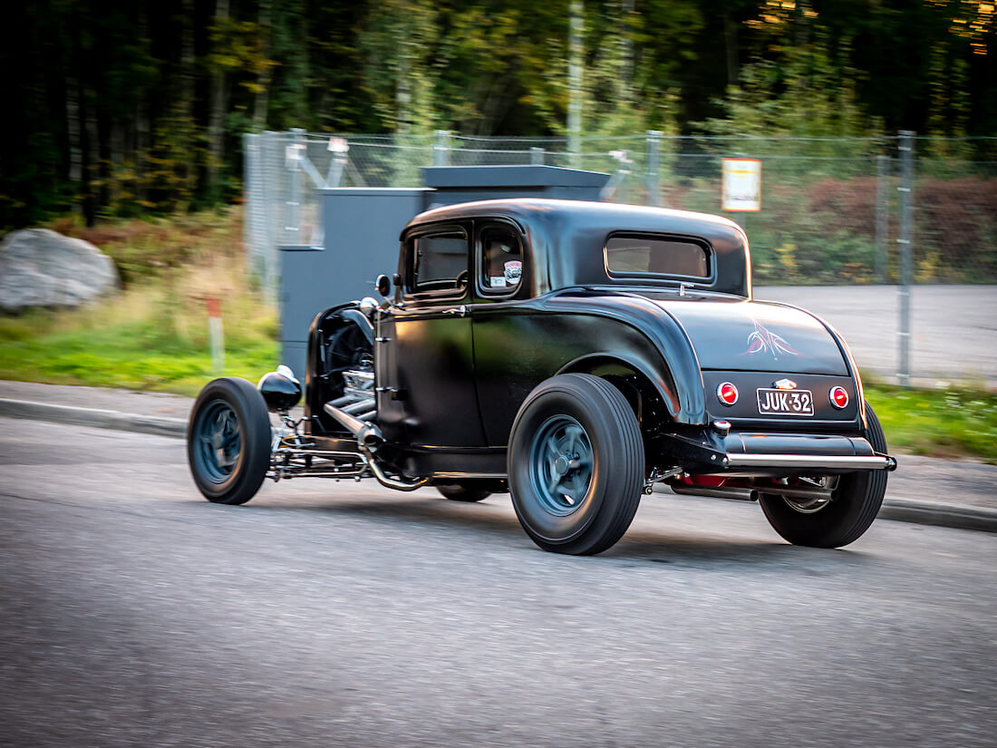 Musta pinstraipattu 1932 Ford Deuce rodi kiihdyttää