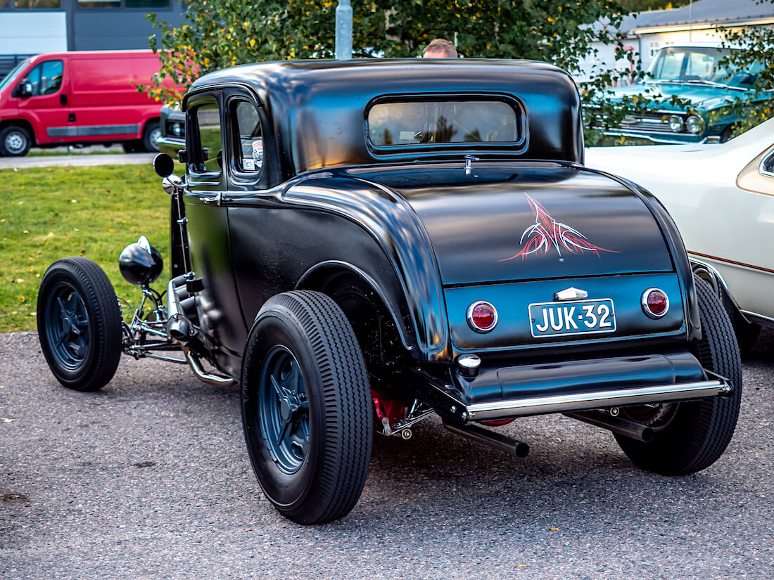 Musta pinstraipattu 1932 Ford Deuce rodi