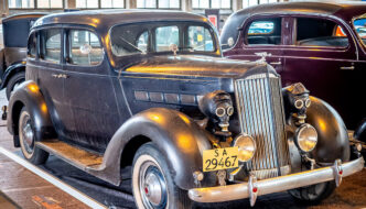 Sodassa palvellut 1935 Packard Six jenkkiautonäyttelyssä