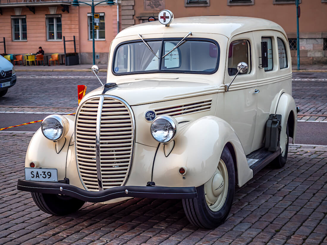 Beige 1939 Ford 922 Ambulanssi Kauppatorilla jenkkiautotapahtumassa