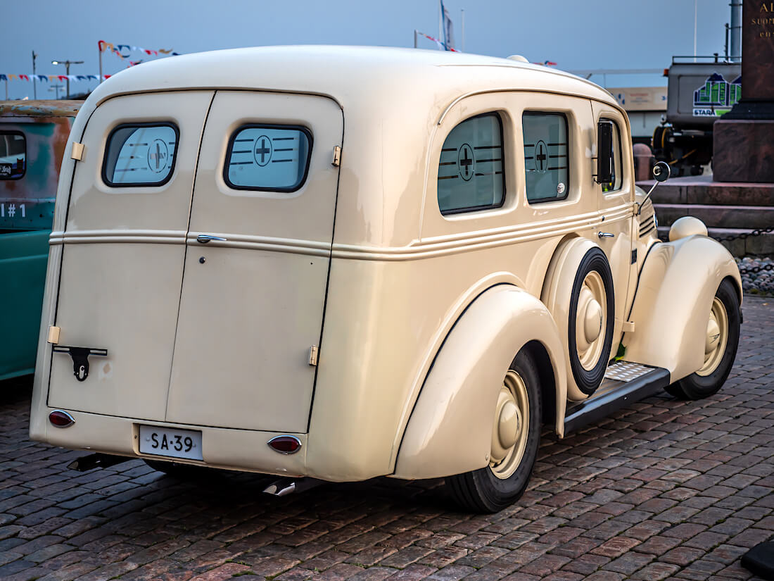 Beige 1939 Ford 922 Ambulanssi Stadin Cruising jenkkiautotapahtumassa