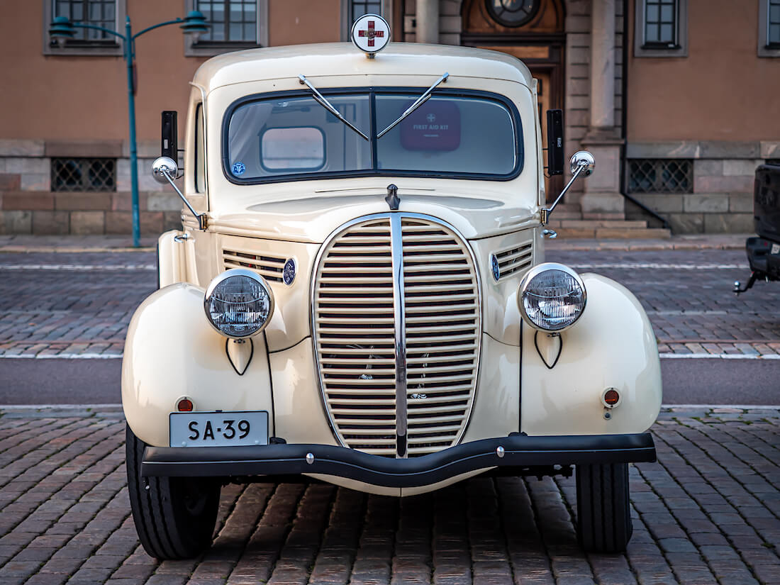 Beige 1939 Ford 922 Ambulanssi edestäpäin