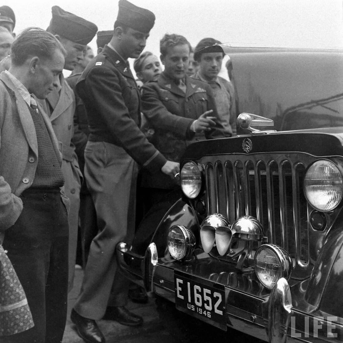 Walter Coch esittelee rakentamaansa Willys-customia. Kuva: Walter Sanders/Life.