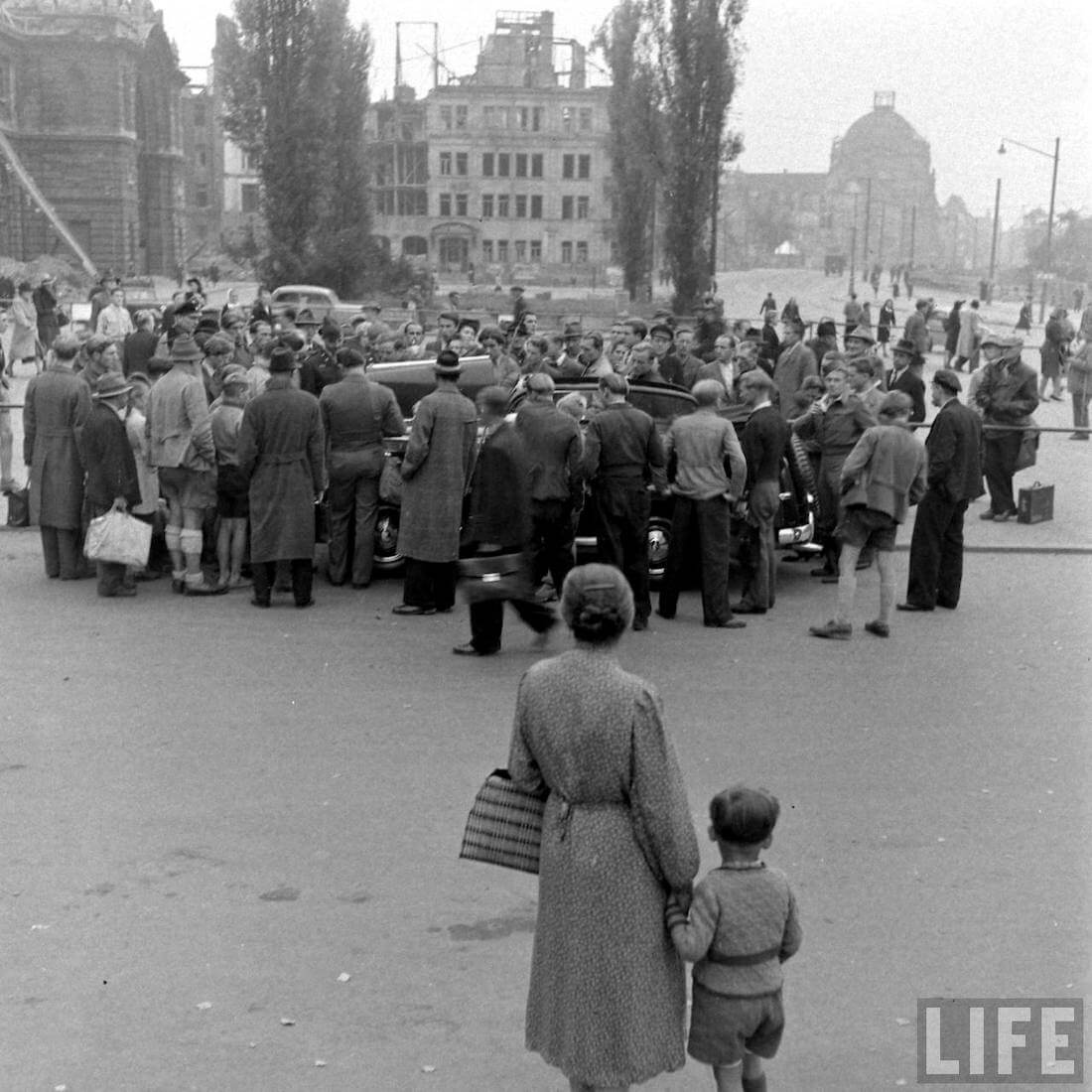 Äiti j lapsi ihailee kaukaa Walter Cochin Willys maastoautoa vuonna 1946. Kuva: Walter Sanders/Life.