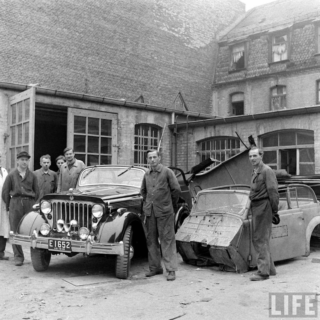 Walter Cochin Willys Jeepster saksalaisen koripajan pihalla. Kuva: Walter Sanders/Life.