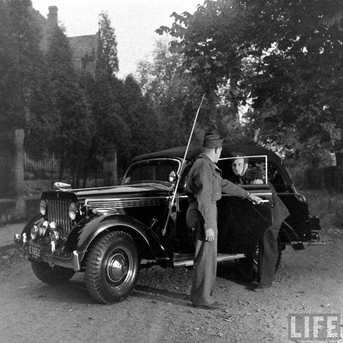 Walter Coch astuu rakentamaansa Willys maastoautoon Saksassa 1946. Kuva: Walter Sanders/Life.