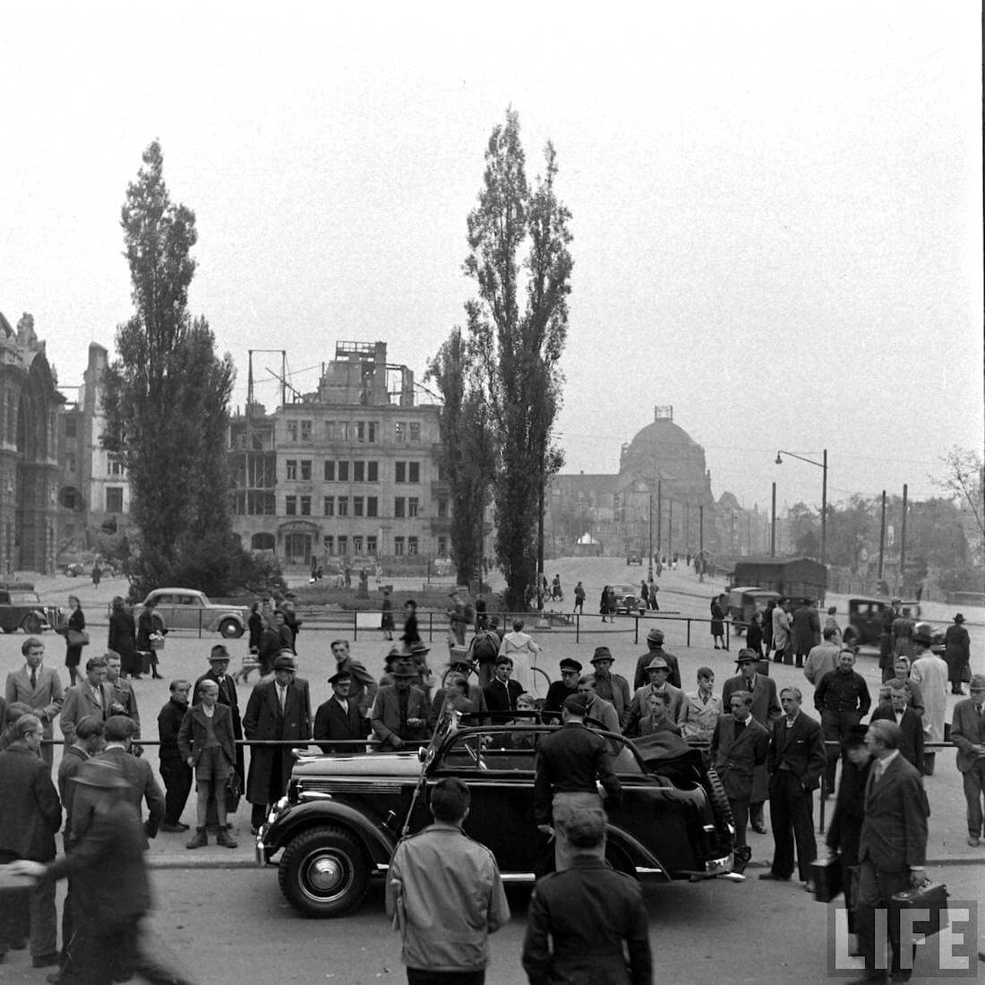 Jeep Kuningas Walter Cochin Willys raunioituneessa saksalaisessa kaupungissa. Kuva: Walter Sanders/Life.