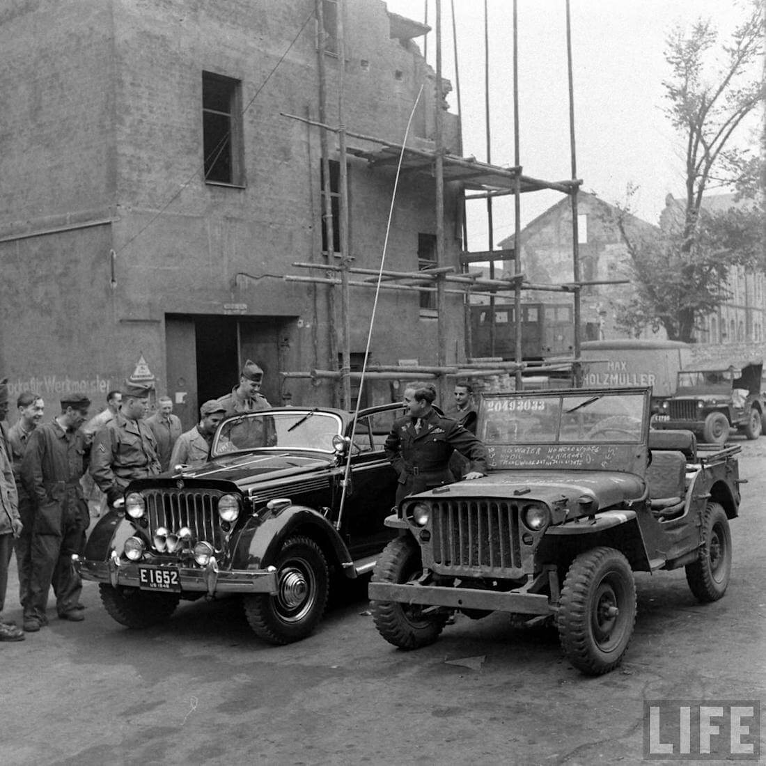 Walter Chochin Jeepster ja Willys MB sotilasajoneuvo. Kuva: Walter Sanders/Life.