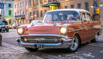 1957 Chevrolet BelAir 2400c saapuu Stadin Cruising jenkkiautotapahtumaan