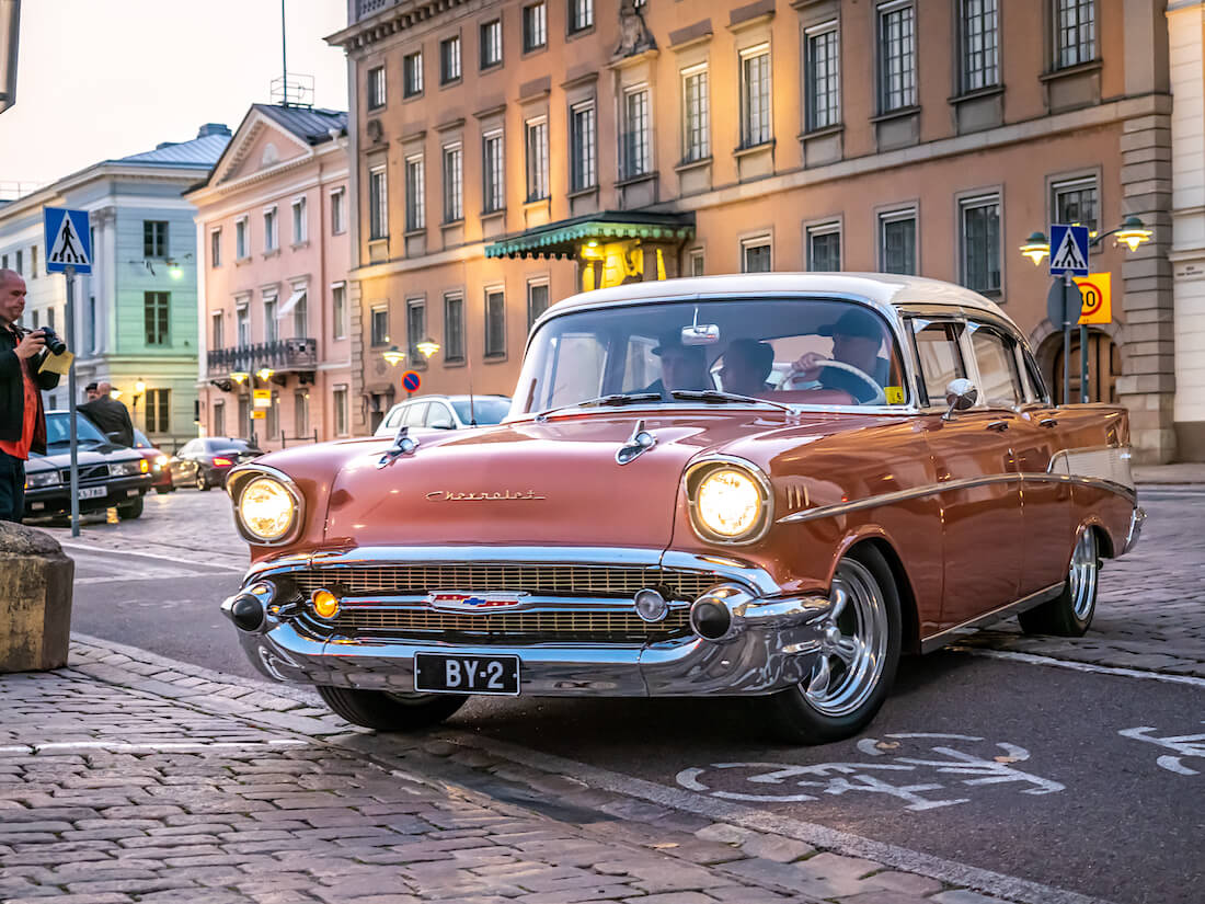 Kaksivärinen 1957 Chevrolet BelAir 2400c Sedan saapuu Stadin Cruising jenkkiautotapahtumaan