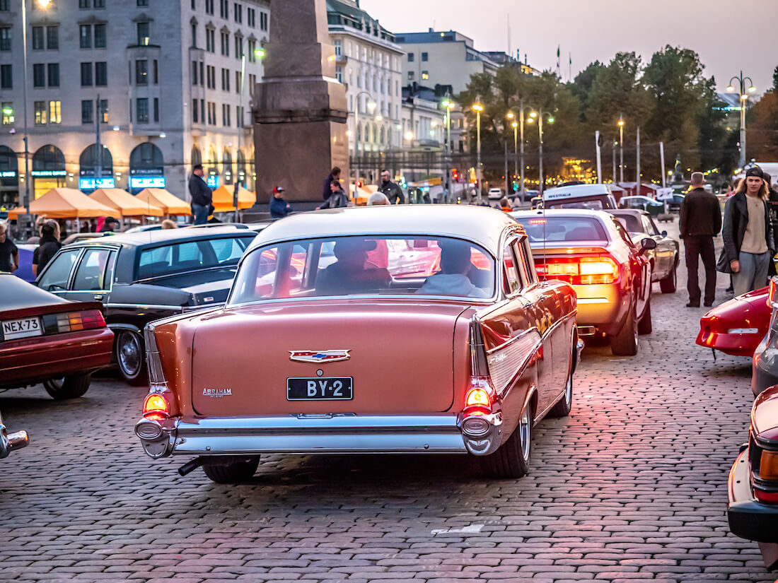 1957 Chevrolet BelAir 4d Sedan Stadin Cruising illassa Kauppatorilla