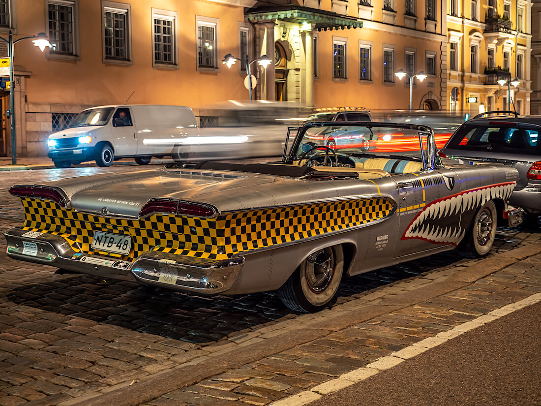 Customoitu hävittäjäteemainen 1958 Edsel Pacer Convertible Esplanadilla Helsingissä