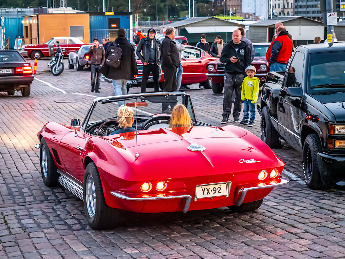 Punainen 1963 Chevrolet Corvette Stingray avokattoinen jenkkiauto