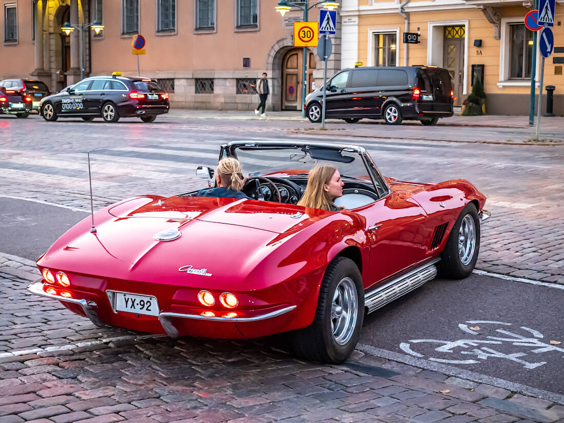 Punainen 1963 Chevrolet Corvette Stingray avoauto lähtee Stadin Cruising tapahtumasta