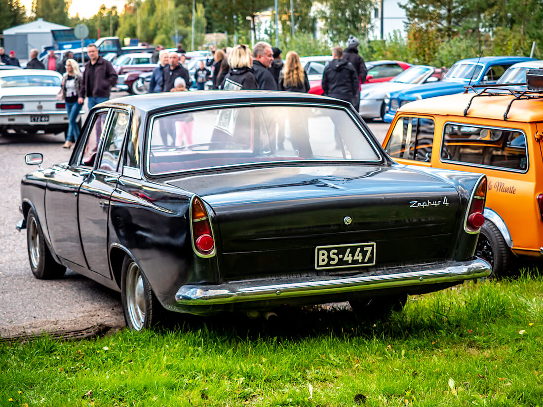 Musta 1963 Ford Zephyr 6 Mark III takaa