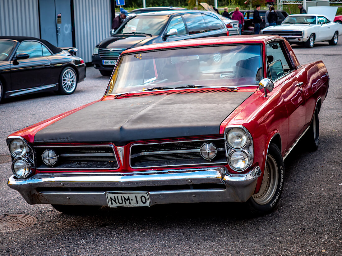 Punainen 1963 Pontiac Grand Prix edestä