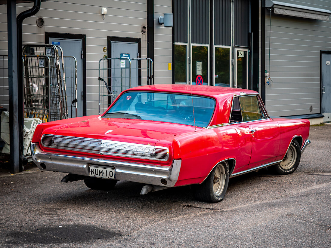 Punainen 1963 Pontiac Grand Prix takaa