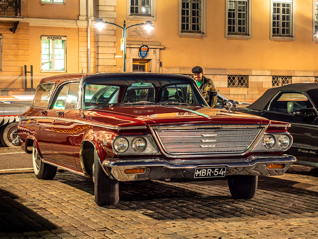 Punainen 1964 Chrysler Newport Town And Country V8 jenkkifarmari