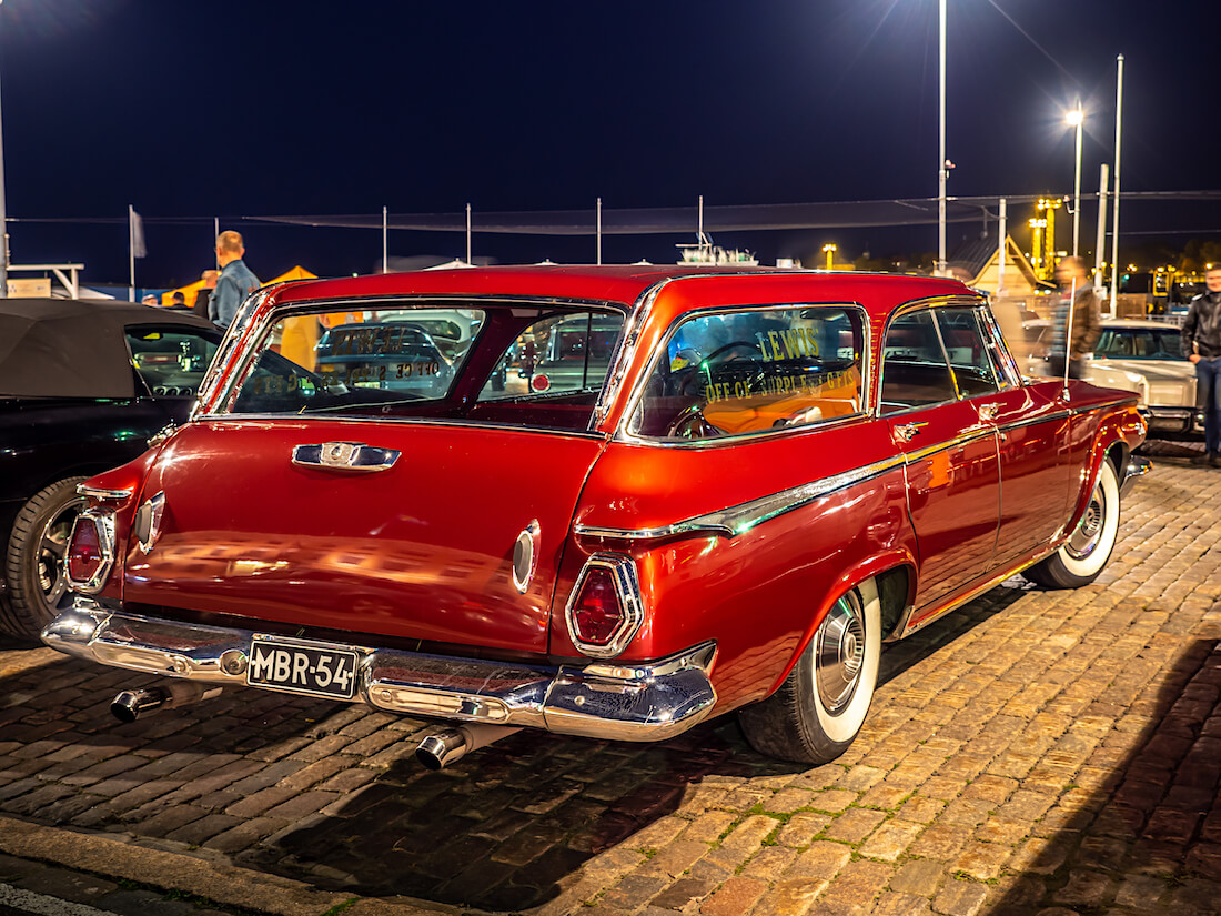 Punainen 1964 Chrysler Newport Town And Country museoauto Kauppatorilla