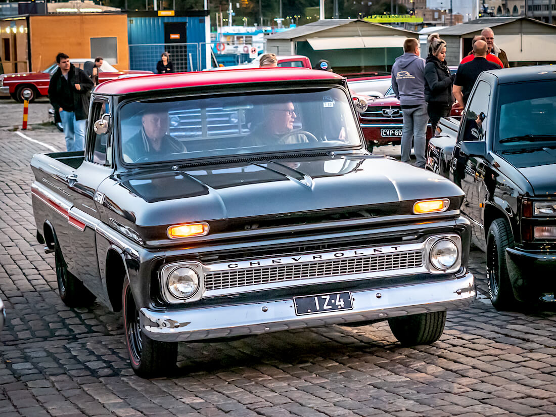 Musta 1965 Chevrolet C-10 Fleetside Pickup jenkkiauto Kauppatorilla