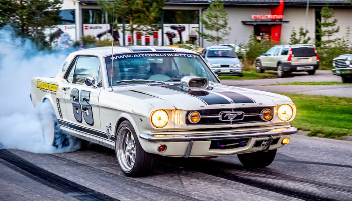 1965 Ford Mustang burnout