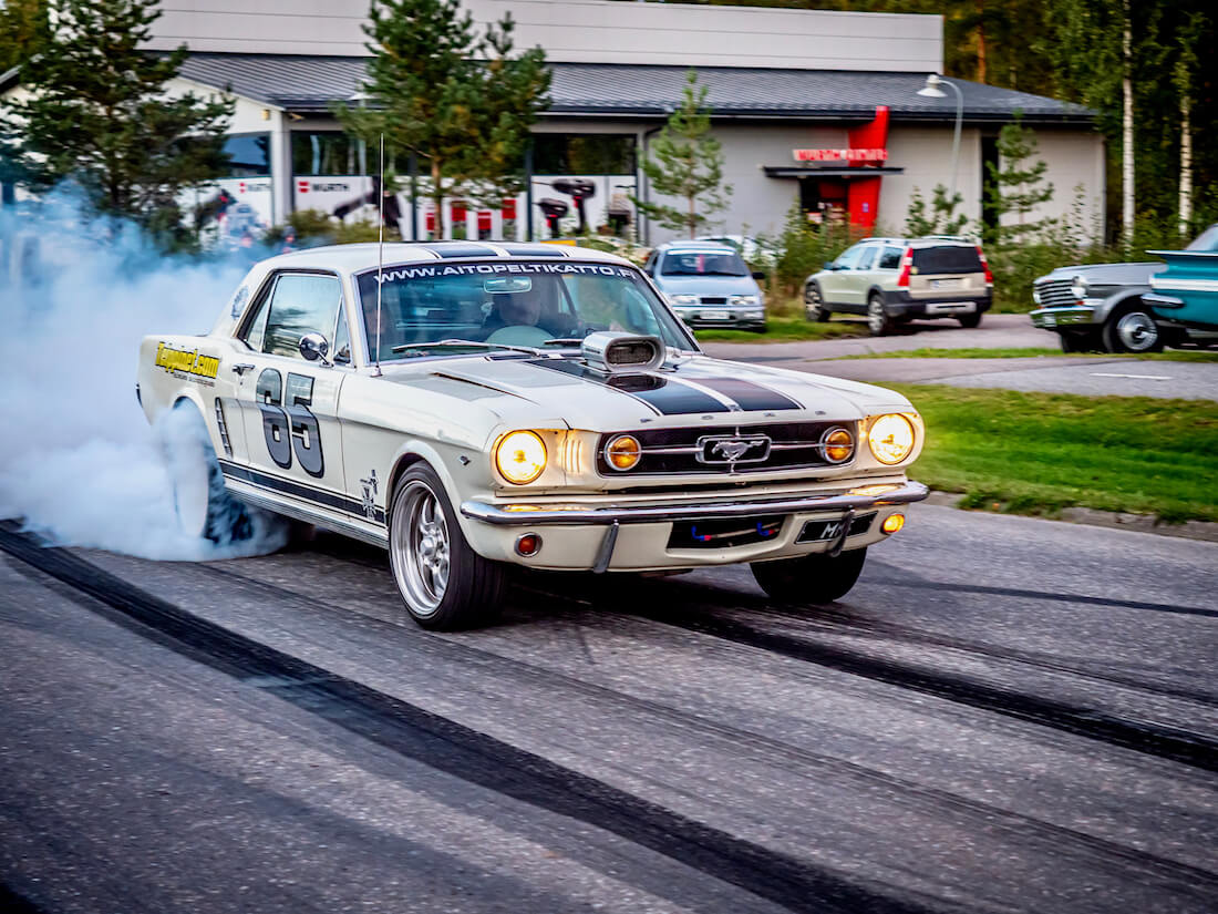 1965 Ford Mustang burnout