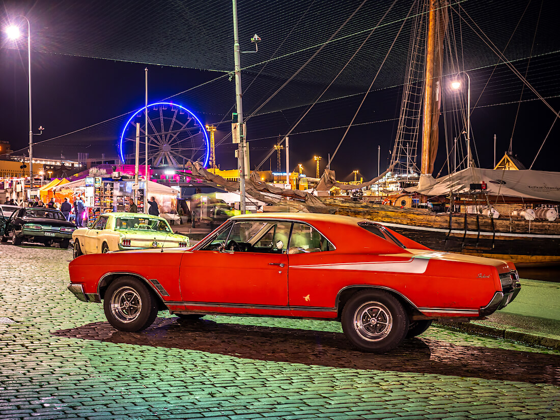 Punainen 1966 Buick Skylark jenkkiauto V8-moottorilla Stadin Cruising illassa