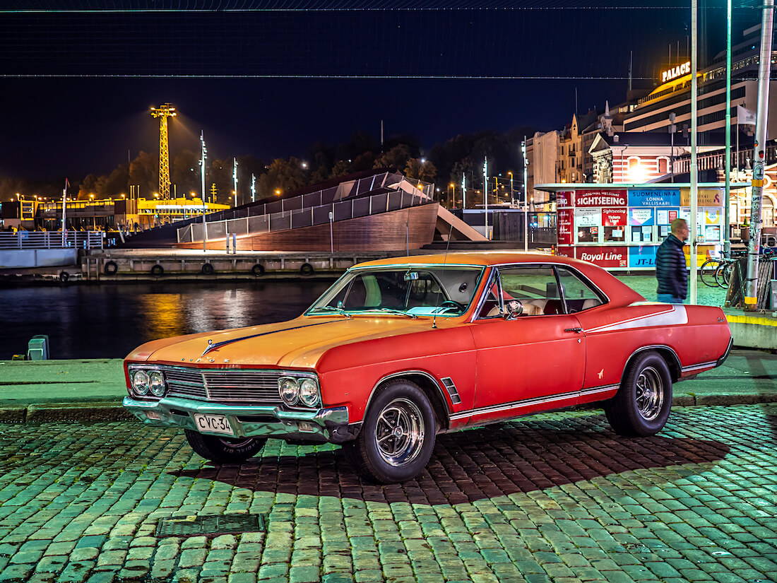 Punainen 1966 Buick Skylark jenkkiauto Kauppatorilla Helsingissä