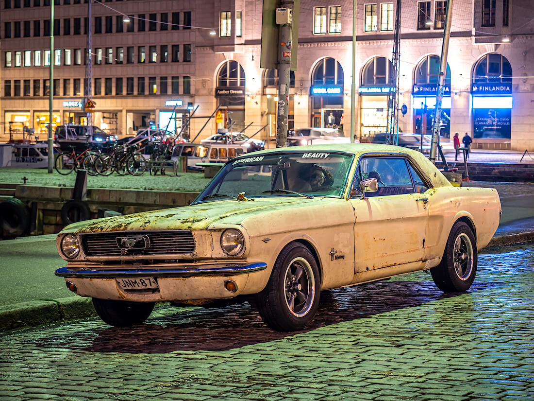 Patinoitunut ja sammaloitunut 1966 Ford Mustang GT Kauppatorilla