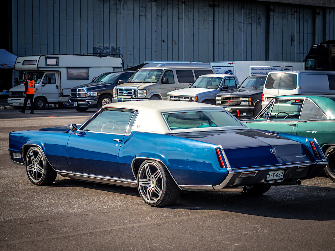 1967 Cadillac Eldorado V8 takaa lentoasemalla Malmilla