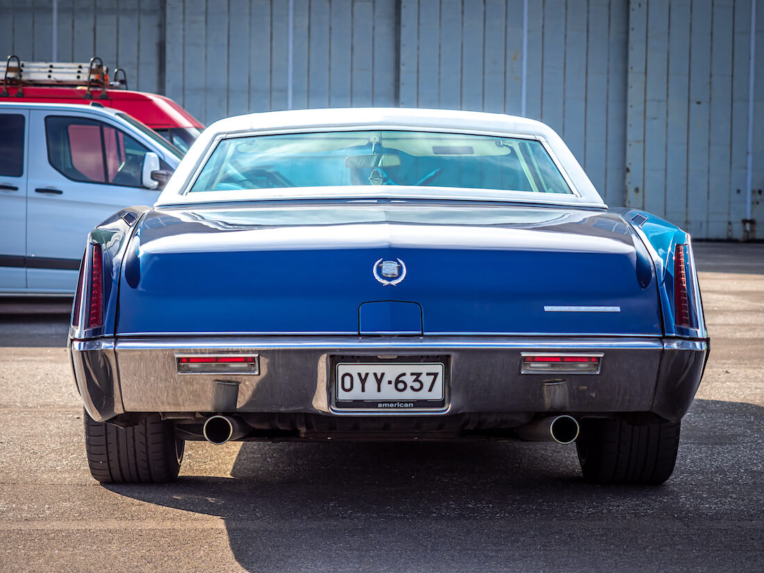 Sininen 1967 Cadillac Eldorado coupe jenkkiauto takaa