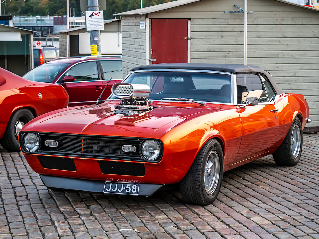 Oranssi 1968 Chevrolet Camaro jenkkiauto remmiahtimella