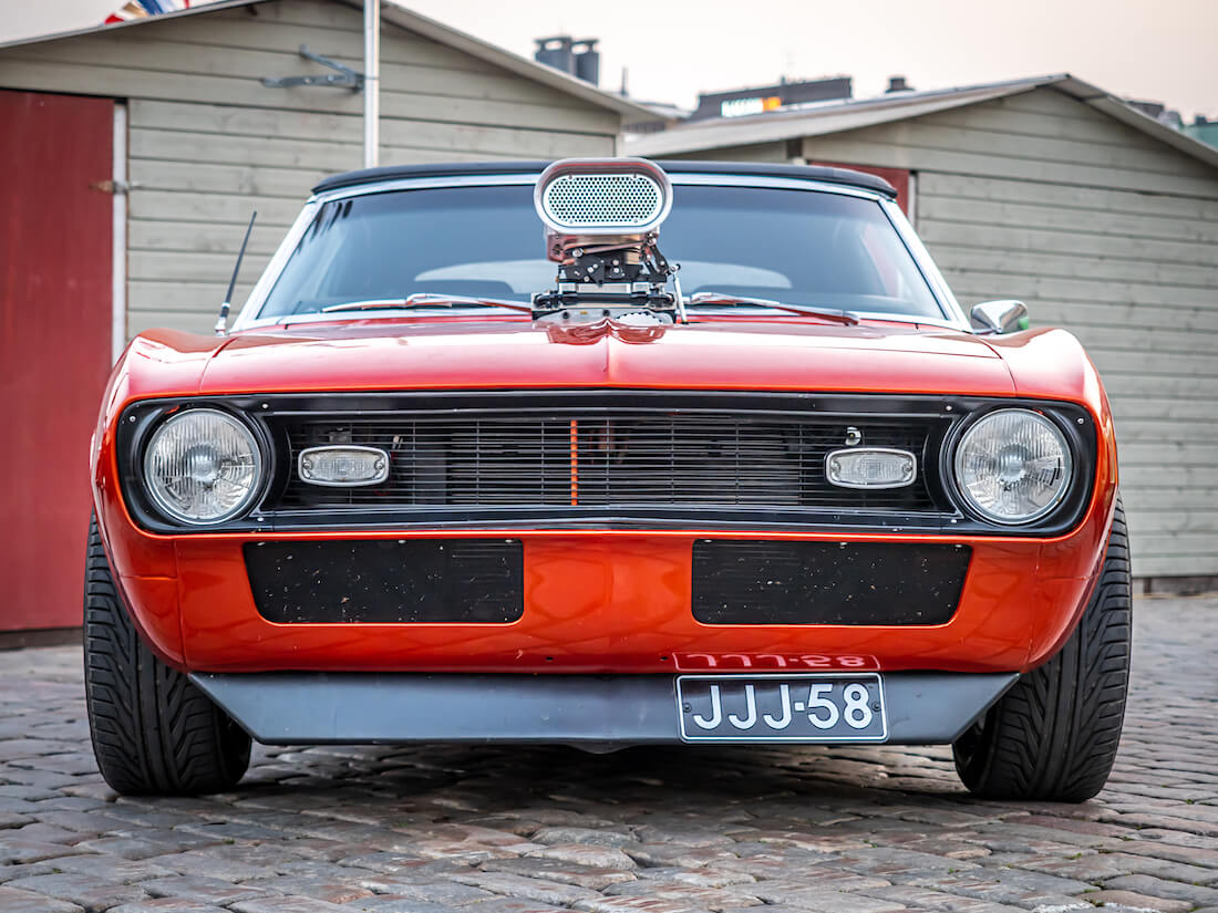 Remmiahdettu 1968 Chevrolet Camaro jenkkiauto edestä