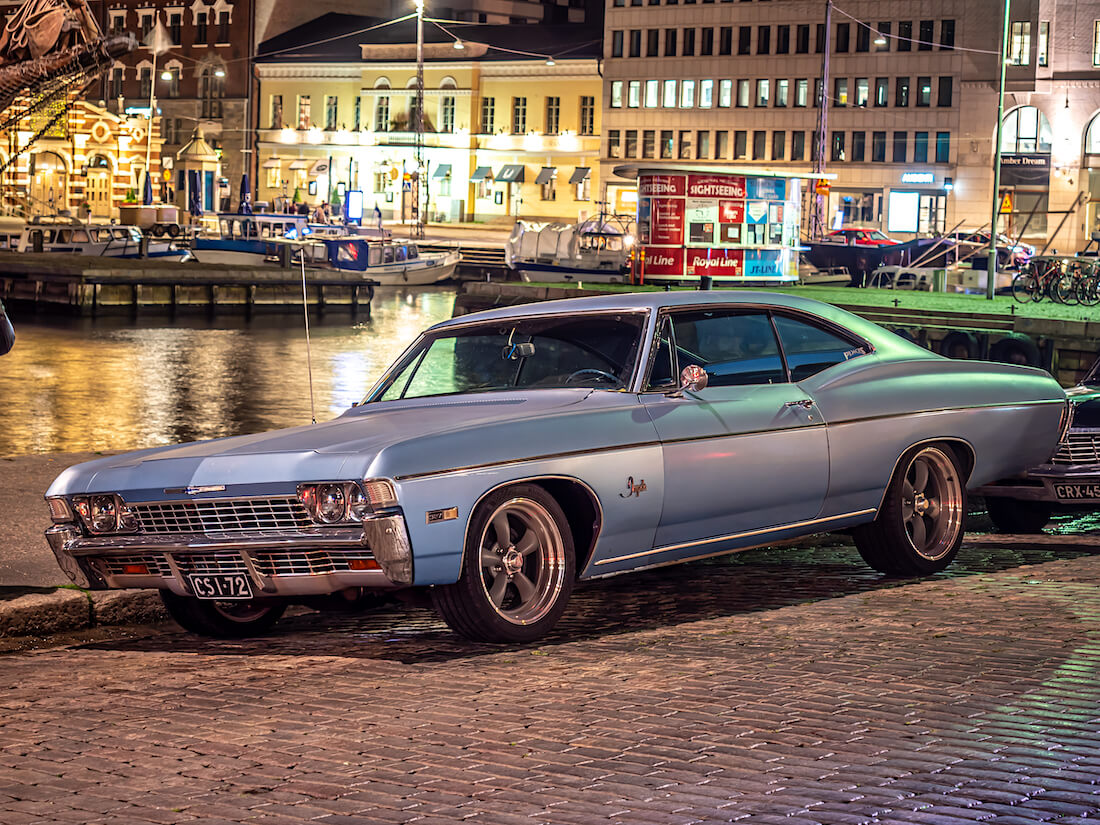 Vaaleansininen 1968 Chevrolet Impala jenkkiauto Stadin Cruising tapahtumassa