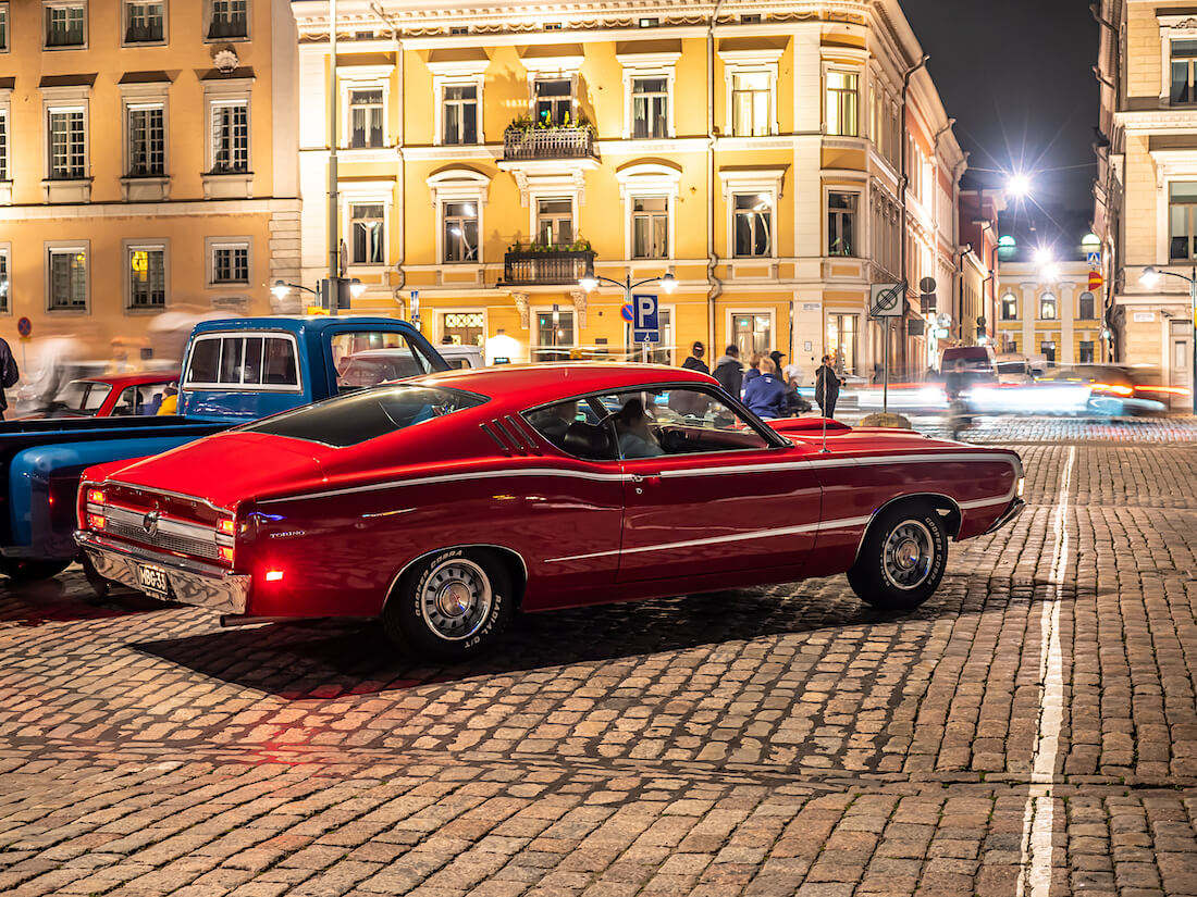 Punainen 1968 Ford Torino GT jenkkiauto yöllä Stadin Cruisingissa