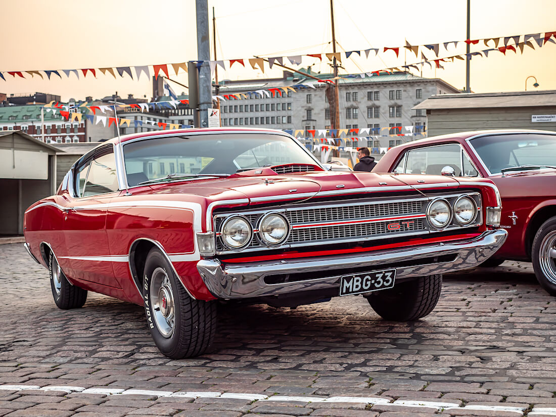 Punainen 1968 Ford Torino GT Stadin Cruising-tapahtumassa