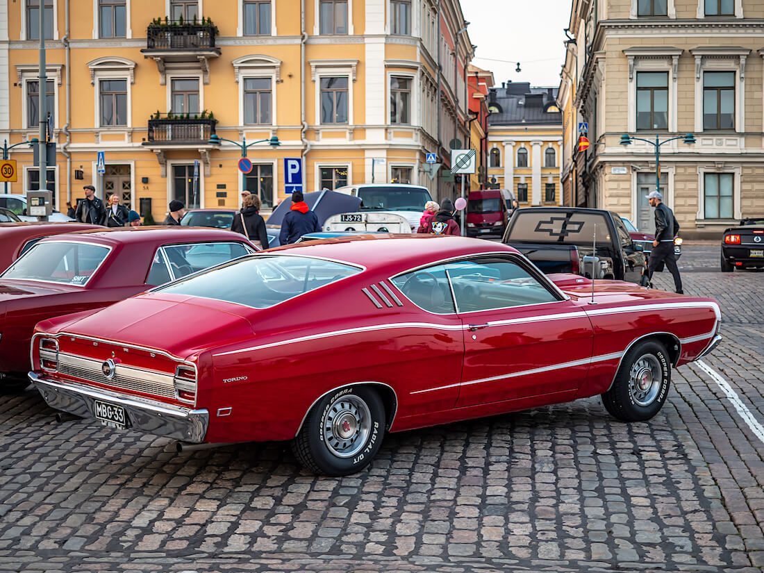 Punainen 1968 Ford Torino GT Helsingin Kauppatorilla