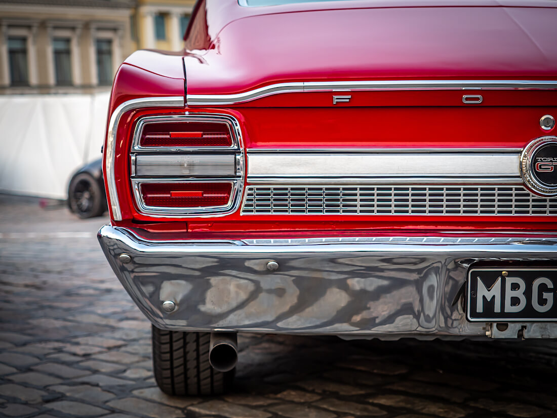 Punaisen 1968 Ford Torino GT:n takakulma