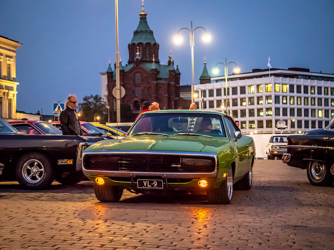 Vihreä 1970 Dodge Charger 500 SE saapuu jenkkiautotapahtumaan Kauppatorille