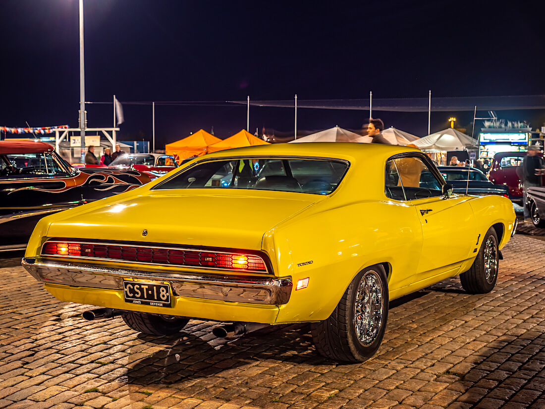 Keltainen 1971 Ford Torino Cobra Stadin Cruising-illassa