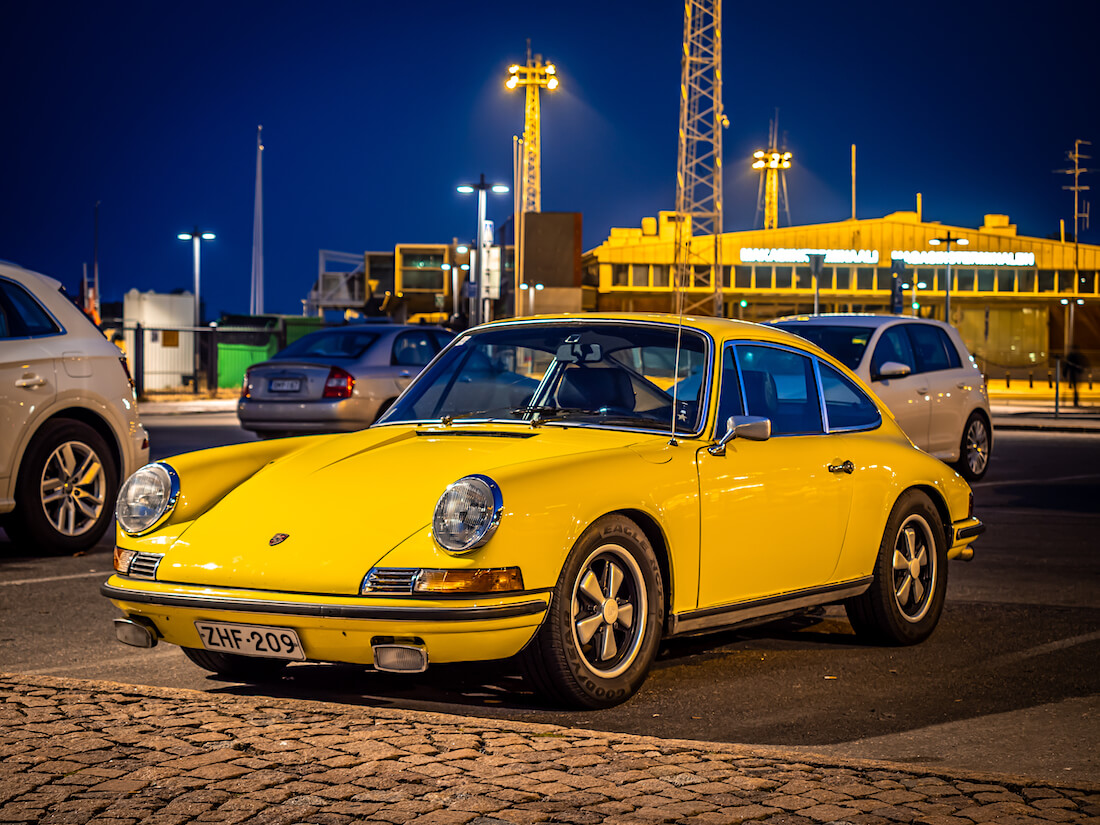 Keltainen 1972 Porsche 911T Helsingin Makasiiniterminaalilla